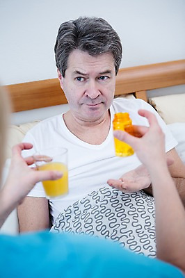 포토 JPG 백인 응시 여자 남자 중년 50대 실내 들기 앉기 상반신 성인 두명 앞모습 뒷모습 아웃포커스 노부부 진료 환자 의사 침대 약병 오렌지주스 중년만 국내포토 서양인 부부 시선 뷰포인트 가구 의학 모션 촬영기법 사람 내부 약 의료진 과일주스 병_담는 성인만 파일형식