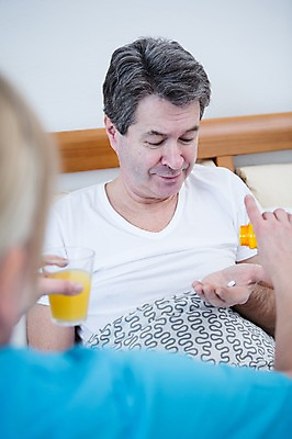 포토 JPG 백인 응시 여자 남자 중년 50대 실내 들기 앉기 상반신 성인 두명 앞모습 뒷모습 아웃포커스 약 노부부 진료 환자 의사 침대 약병 오렌지주스 중년만 국내포토 서양인 부부 시선 뷰포인트 가구 의학 모션 촬영기법 사람 내부 의료진 과일주스 병_담는 성인만 파일형식