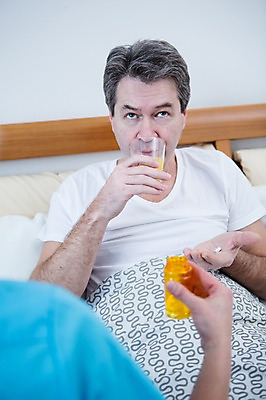 포토 JPG 백인 응시 여자 남자 중년 50대 실내 들기 앉기 상반신 성인 두명 앞모습 아웃포커스 신체부위 약 노부부 진료 환자 의사 침대 약병 오렌지주스 먹기 팔 중년만 국내포토 서양인 부부 시선 뷰포인트 가구 의학 모션 촬영기법 사람 내부 의료진 과일주스 병_담는 성인만 파일형식