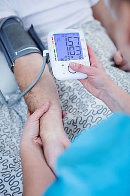 포토 JPG 백인 여자 남자 중년 50대 실내 앉기 상반신 성인 두명 아웃포커스 신체부위 노부부 진료 환자 의사 침대 팔 혈압계 혈압측정 중년만 국내포토 서양인 부부 가구 의학 의료기기 모션 촬영기법 사람 내부 의료진 측정 혈압 성인만 파일형식