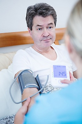 포토 JPG 백인 응시 여자 남자 중년 50대 실내 앉기 상반신 성인 두명 앞모습 뒷모습 아웃포커스 노부부 진료 환자 의사 침대 혈압계 혈압측정 중년만 국내포토 서양인 부부 시선 뷰포인트 가구 의학 의료기기 모션 촬영기법 사람 내부 의료진 측정 혈압 성인만 파일형식