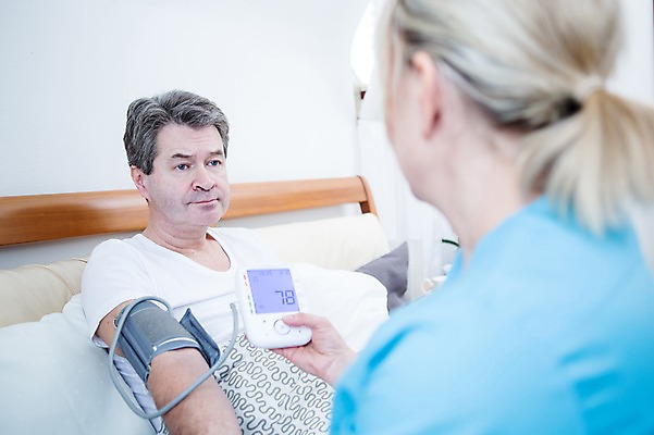 포토 JPG 백인 응시 여자 남자 중년 50대 실내 앉기 상반신 성인 두명 앞모습 옆모습 아웃포커스 노부부 진료 환자 의사 침대 혈압계 혈압측정 중년만 국내포토 서양인 부부 시선 뷰포인트 가구 의학 의료기기 모션 촬영기법 사람 내부 의료진 측정 혈압 성인만 파일형식