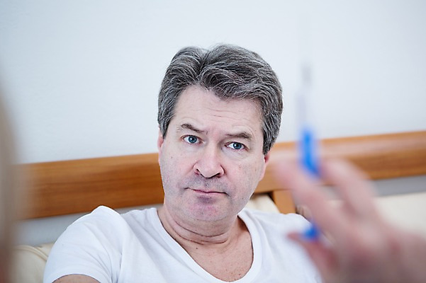 포토 JPG 백인 손 응시 여자 남자 중년 50대 실내 주사기 들기 앉기 상반신 성인 두명 앞모습 아웃포커스 신체부위 노부부 진료 환자 의사 침대 중년만 국내포토 서양인 부부 시선 뷰포인트 가구 의학 의료기기 모션 촬영기법 사람 내부 의료진 성인만 파일형식