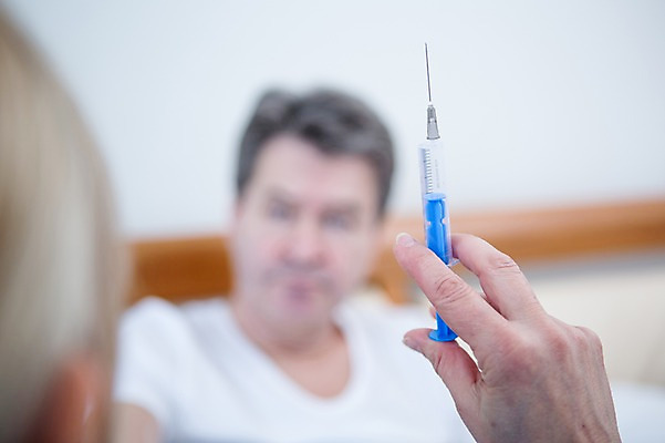 포토 JPG 백인 손 응시 여자 남자 중년 50대 실내 주사기 들기 앉기 상반신 성인 두명 앞모습 아웃포커스 신체부위 노부부 진료 환자 의사 침대 중년만 국내포토 서양인 부부 시선 뷰포인트 가구 의학 의료기기 모션 촬영기법 사람 내부 의료진 성인만 파일형식