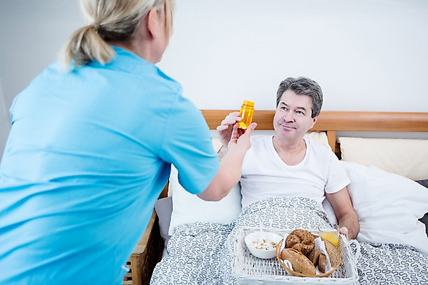 포토 JPG 백인 응시 여자 남자 빵 중년 50대 실내 서기 웃음 들기 앉기 상반신 성인 두명 앞모습 뒷모습 바구니 노부부 진료 환자 의사 침대 약병 죽 중년만 국내포토 서양인 부부 시선 음식 뷰포인트 가구 의학 모션 표정 사람 내부 약 의료진 병_담는 성인만 파일형식