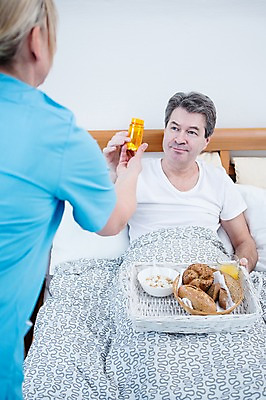 포토 JPG 백인 응시 여자 남자 빵 중년 50대 실내 서기 웃음 들기 앉기 상반신 성인 두명 앞모습 뒷모습 아웃포커스 바구니 노부부 진료 환자 의사 침대 약병 오렌지주스 죽 중년만 국내포토 서양인 부부 시선 음식 뷰포인트 가구 의학 모션 촬영기법 표정 사람 내부 약 의료진 과일주스 병_담는 성인만 파일형식