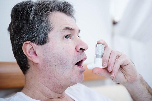 포토 JPG 백인 응시 남자 중년 50대 실내 한명 들기 앉기 상반신 옆모습 아웃포커스 천식 중년남자한명만 천식흡입기 국내포토 서양인 1 시선 뷰포인트 모션 촬영기법 사람 성인 내부 의학용품 질병 남자한명만 중년남자만 파일형식