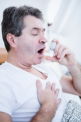 포토 JPG 백인 남자 중년 50대 실내 한명 들기 앉기 상반신 옆모습 아웃포커스 눈감음 고통 천식 중년남자한명만 천식흡입기 국내포토 서양인 1 감정 뷰포인트 모션 촬영기법 사람 성인 내부 의학용품 질병 남자한명만 중년남자만 파일형식