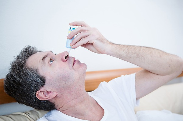 포토 JPG 백인 응시 남자 중년 50대 실내 한명 들기 앉기 상반신 옆모습 약 비염 중년남자한명만 코세정기 국내포토 서양인 1 시선 뷰포인트 의학 모션 사람 성인 내부 의료용품 남자한명만 중년남자만 파일형식