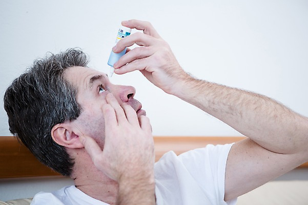 포토 JPG 백인 응시 남자 중년 50대 실내 한명 들기 앉기 상반신 옆모습 넣기 안약 중년남자한명만 국내포토 서양인 1 시선 뷰포인트 모션 사람 성인 내부 남자한명만 중년남자만 파일형식