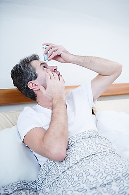 포토 JPG 백인 응시 남자 중년 50대 실내 한명 들기 앉기 상반신 옆모습 침대 넣기 안약 중년남자한명만 국내포토 서양인 1 시선 뷰포인트 가구 모션 사람 성인 내부 남자한명만 중년남자만 파일형식