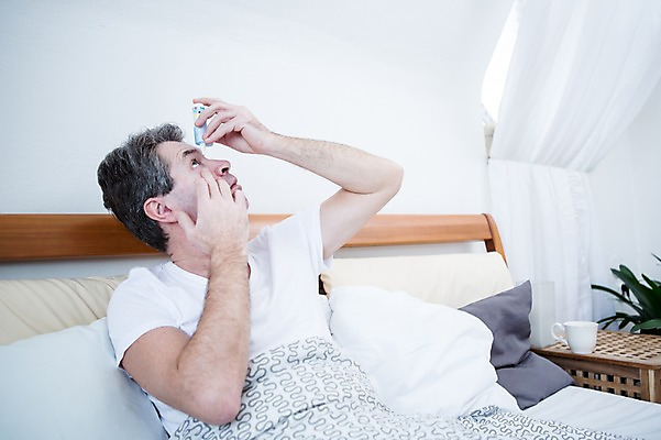 포토 JPG 백인 응시 남자 중년 50대 실내 한명 들기 앉기 상반신 앞모습 침대 넣기 안약 중년남자한명만 국내포토 서양인 1 시선 뷰포인트 가구 모션 사람 성인 내부 남자한명만 중년남자만 파일형식