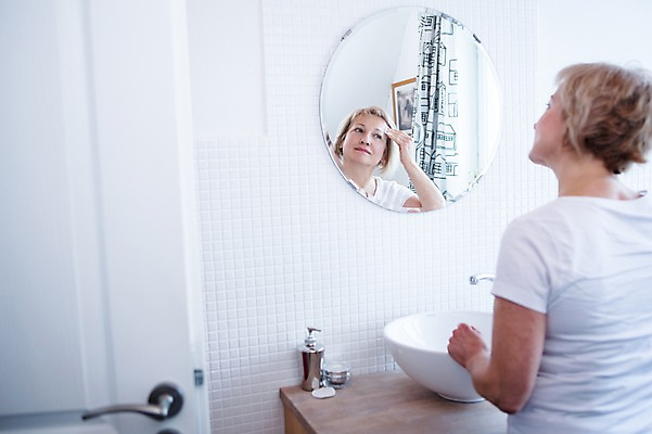 포토 JPG 백인 응시 여자 중년 50대 실내 한명 서기 웃음 상반신 뒷모습 거울 세면대 화장실 닦기 중년여자한명만 국내포토 서양인 1 시선 뷰포인트 모션 표정 사람 성인 내부 여자한명만 중년여자만 파일형식