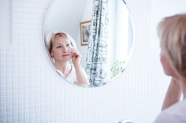 포토 JPG 백인 응시 여자 중년 50대 실내 한명 서기 상반신 옆모습 거울 세면대 화장실 닦기 중년여자한명만 국내포토 서양인 1 시선 뷰포인트 모션 사람 성인 내부 여자한명만 중년여자만 파일형식