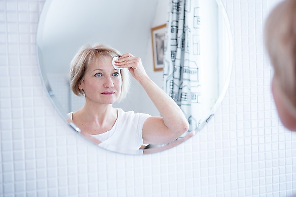 포토 JPG 백인 응시 여자 얼굴 중년 50대 실내 한명 서기 상반신 옆모습 아웃포커스 신체부위 거울 화장실 닦기 중년여자한명만 국내포토 서양인 1 시선 뷰포인트 모션 촬영기법 사람 성인 내부 여자한명만 중년여자만 파일형식