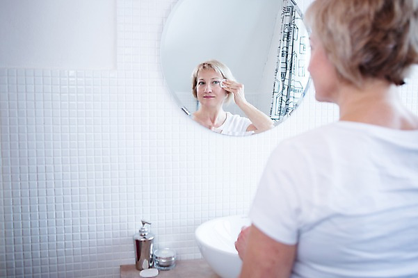 포토 JPG 백인 응시 여자 중년 50대 실내 한명 서기 웃음 상반신 뒷모습 아웃포커스 거울 세면대 화장실 닦기 중년여자한명만 국내포토 서양인 1 시선 뷰포인트 모션 촬영기법 표정 사람 성인 내부 여자한명만 중년여자만 파일형식