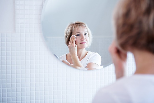 포토 JPG 백인 응시 여자 중년 50대 실내 한명 서기 웃음 상반신 뒷모습 아웃포커스 거울 화장실 닦기 중년여자한명만 국내포토 서양인 1 시선 뷰포인트 모션 촬영기법 표정 사람 성인 내부 여자한명만 중년여자만 파일형식