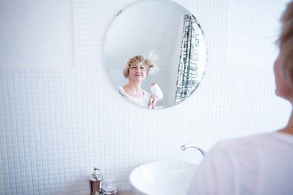 포토 JPG 백인 응시 여자 중년 50대 실내 한명 서기 웃음 들기 상반신 뒷모습 거울 드라이어 세면대 화장실 머리말리기 중년여자한명만 국내포토 서양인 1 시선 뷰포인트 모션 표정 사람 성인 내부 미용용품 여자한명만 중년여자만 파일형식