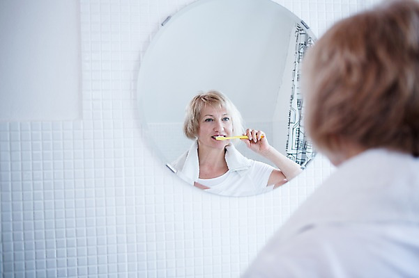 포토 JPG 백인 응시 여자 중년 50대 실내 한명 서기 상반신 뒷모습 아웃포커스 거울 양치 화장실 중년여자한명만 국내포토 서양인 1 시선 뷰포인트 모션 촬영기법 사람 성인 내부 청결 여자한명만 중년여자만 파일형식