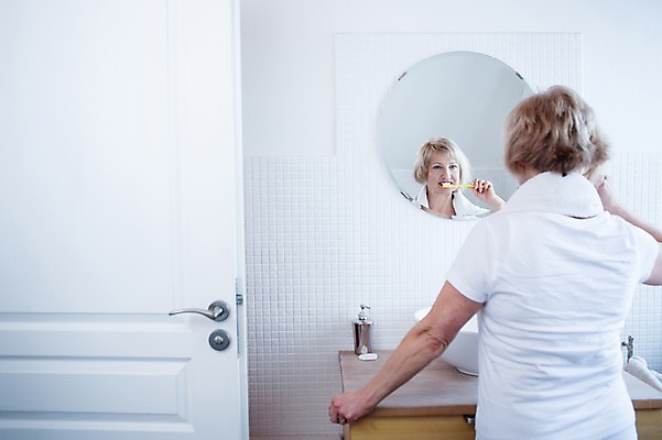 포토 JPG 백인 응시 여자 중년 50대 실내 한명 서기 상반신 뒷모습 거울 양치 세면대 화장실 중년여자한명만 국내포토 서양인 1 시선 뷰포인트 모션 사람 성인 내부 청결 여자한명만 중년여자만 파일형식