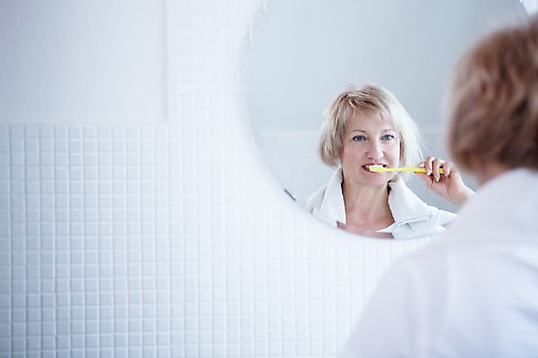 포토 JPG 백인 응시 여자 중년 50대 실내 한명 서기 상반신 뒷모습 아웃포커스 거울 양치 화장실 중년여자한명만 국내포토 서양인 1 시선 뷰포인트 모션 촬영기법 사람 성인 내부 청결 여자한명만 중년여자만 파일형식