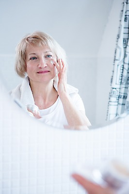 포토 JPG 백인 응시 여자 중년 50대 실내 한명 서기 웃음 상반신 거울 세면대 화장실 바르기 로션 의료성형뷰티 중년여자한명만 국내포토 서양인 1 시선 모션 표정 사람 성인 내부 화장품 여자한명만 중년여자만 파일형식