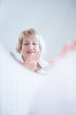 포토 JPG 백인 응시 여자 중년 50대 실내 한명 서기 상반신 앞모습 아웃포커스 거울 세면대 화장실 중년여자한명만 국내포토 서양인 1 시선 뷰포인트 모션 촬영기법 사람 성인 내부 여자한명만 중년여자만 파일형식