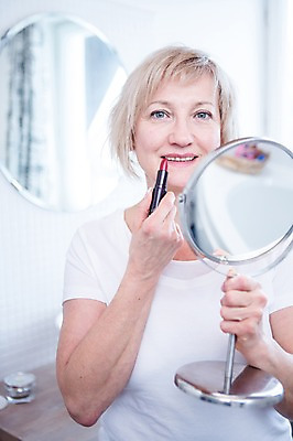 포토 JPG 백인 응시 여자 중년 50대 실내 한명 서기 웃음 들기 상반신 앞모습 거울 립스틱 세면대 화장실 의료성형뷰티 중년여자한명만 국내포토 서양인 1 시선 뷰포인트 모션 표정 사람 성인 내부 화장품 여자한명만 중년여자만 파일형식