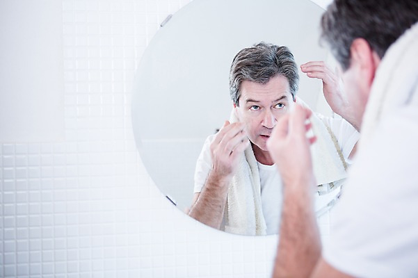 포토 JPG 백인 응시 남자 중년 50대 실내 한명 서기 상반신 옆모습 거울 화장실 중년남자한명만 국내포토 서양인 1 시선 뷰포인트 모션 사람 성인 내부 남자한명만 중년남자만 파일형식