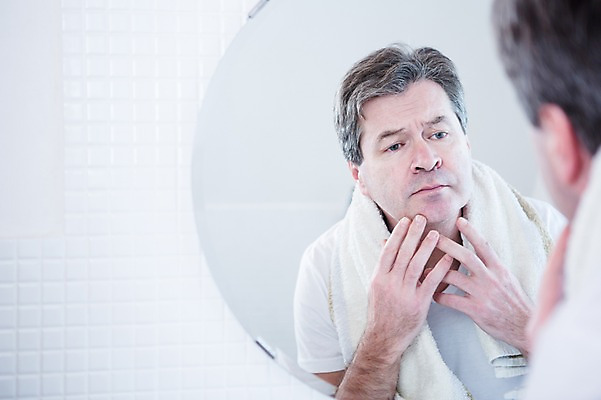 포토 JPG 백인 응시 남자 중년 50대 실내 한명 서기 상반신 뒷모습 수건 거울 찡그림 화장실 중년남자한명만 국내포토 서양인 1 시선 뷰포인트 모션 표정 사람 성인 내부 위생용품 남자한명만 중년남자만 파일형식