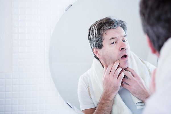 포토 JPG 백인 응시 남자 중년 50대 실내 한명 서기 상반신 뒷모습 수건 거울 찡그림 화장실 중년남자한명만 국내포토 서양인 1 시선 뷰포인트 모션 표정 사람 성인 내부 위생용품 남자한명만 중년남자만 파일형식