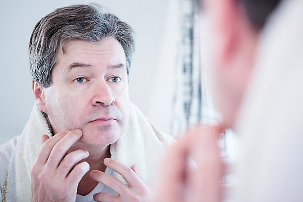 포토 JPG 백인 응시 남자 중년 50대 실내 한명 서기 상반신 옆모습 아웃포커스 거울 화장실 중년남자한명만 국내포토 서양인 1 시선 뷰포인트 모션 촬영기법 사람 성인 내부 남자한명만 중년남자만 파일형식