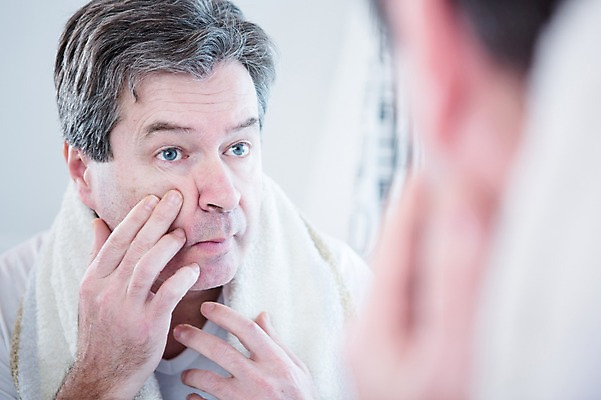 포토 JPG 백인 응시 남자 중년 50대 실내 한명 서기 상반신 옆모습 아웃포커스 수건 거울 화장실 중년남자한명만 국내포토 서양인 1 시선 뷰포인트 모션 촬영기법 사람 성인 내부 위생용품 남자한명만 중년남자만 파일형식
