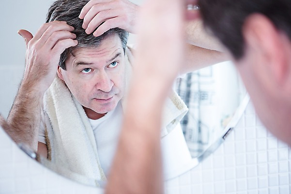 포토 JPG 백인 응시 남자 중년 50대 실내 한명 서기 상반신 옆모습 아웃포커스 머리 거울 화장실 중년남자한명만 국내포토 서양인 1 시선 뷰포인트 모션 촬영기법 사람 성인 내부 신체부위 남자한명만 중년남자만 파일형식