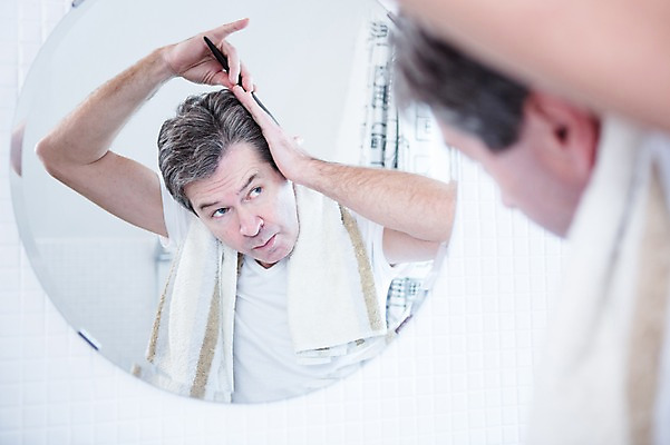 포토 JPG 백인 응시 남자 중년 50대 실내 한명 서기 상반신 옆모습 아웃포커스 수건 거울 머리빗 화장실 중년남자한명만 국내포토 서양인 1 시선 뷰포인트 모션 촬영기법 사람 성인 내부 위생용품 미용용품 남자한명만 중년남자만 파일형식