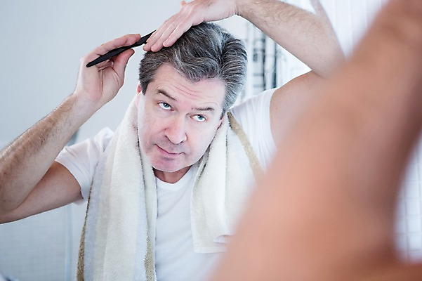 포토 JPG 백인 응시 남자 중년 50대 실내 한명 서기 상반신 아웃포커스 신체부위 수건 거울 머리빗 화장실 팔 중년남자한명만 국내포토 서양인 1 시선 모션 촬영기법 사람 성인 내부 위생용품 미용용품 남자한명만 중년남자만 파일형식