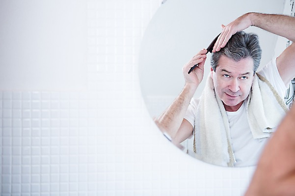 포토 JPG 백인 응시 남자 중년 50대 실내 한명 서기 웃음 상반신 아웃포커스 신체부위 수건 거울 머리빗 화장실 팔 중년남자한명만 국내포토 서양인 1 시선 모션 촬영기법 표정 사람 성인 내부 위생용품 미용용품 남자한명만 중년남자만 파일형식