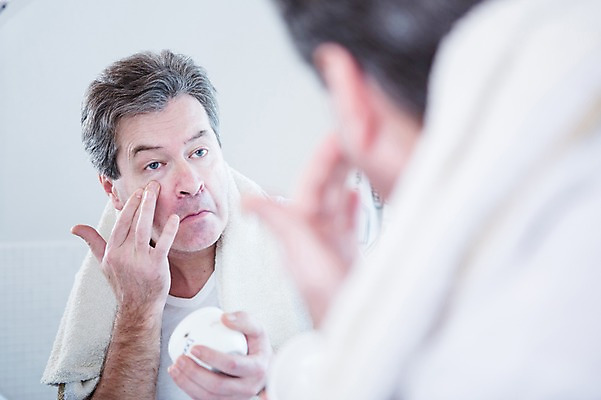 포토 JPG 백인 응시 남자 중년 50대 실내 한명 서기 상반신 뒷모습 아웃포커스 거울 크림 화장실 바르기 중년남자한명만 국내포토 서양인 1 시선 뷰포인트 모션 촬영기법 사람 성인 내부 남자한명만 중년남자만 파일형식