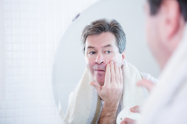 포토 JPG 백인 응시 남자 중년 50대 실내 한명 서기 상반신 뒷모습 아웃포커스 거울 크림 화장실 바르기 중년남자한명만 국내포토 서양인 1 시선 뷰포인트 모션 촬영기법 사람 성인 내부 남자한명만 중년남자만 파일형식