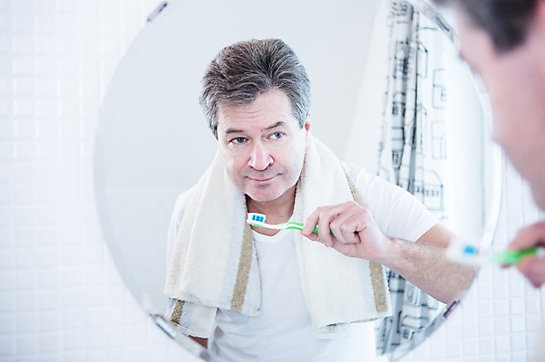 포토 JPG 백인 응시 남자 중년 50대 실내 한명 서기 들기 상반신 옆모습 아웃포커스 거울 양치 칫솔 화장실 중년남자한명만 국내포토 서양인 1 시선 뷰포인트 모션 촬영기법 사람 성인 내부 위생용품 청결 남자한명만 중년남자만 파일형식