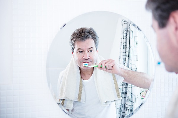 포토 JPG 백인 응시 남자 중년 50대 실내 한명 서기 들기 상반신 옆모습 아웃포커스 거울 양치 칫솔 화장실 중년남자한명만 국내포토 서양인 1 시선 뷰포인트 모션 촬영기법 사람 성인 내부 위생용품 청결 남자한명만 중년남자만 파일형식