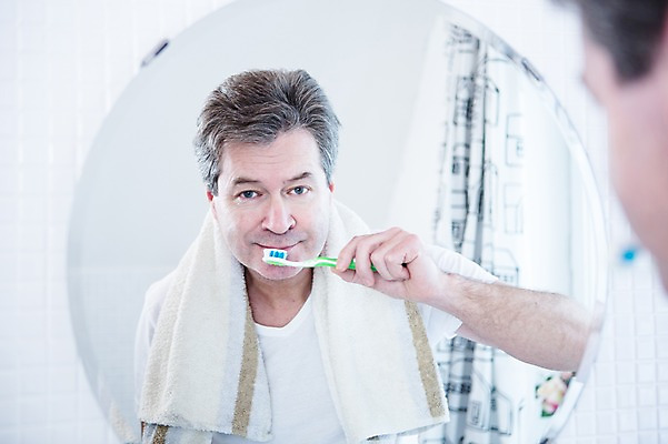 포토 JPG 백인 응시 남자 중년 50대 실내 한명 서기 웃음 들기 상반신 옆모습 거울 양치 칫솔 화장실 중년남자한명만 국내포토 서양인 1 시선 뷰포인트 모션 표정 사람 성인 내부 위생용품 청결 남자한명만 중년남자만 파일형식