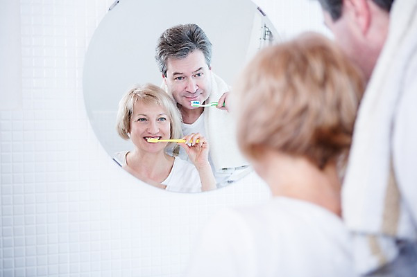 포토 JPG 백인 부부 응시 여자 남자 중년 50대 가족 실내 서기 들기 상반신 두명 뒷모습 아웃포커스 노부부 다정 거울 양치 칫솔 화장실 부부라이프 중년만 국내포토 서양인 라이프스타일 커플 시선 뷰포인트 컨셉 관계 모션 촬영기법 사람 성인 내부 위생용품 청결 성인만 파일형식