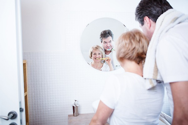 포토 JPG 백인 부부 응시 여자 남자 중년 50대 가족 실내 서기 들기 상반신 두명 뒷모습 수건 노부부 다정 거울 양치 칫솔 화장실 부부라이프 중년만 국내포토 서양인 라이프스타일 커플 시선 뷰포인트 컨셉 관계 모션 사람 성인 내부 위생용품 청결 성인만 파일형식