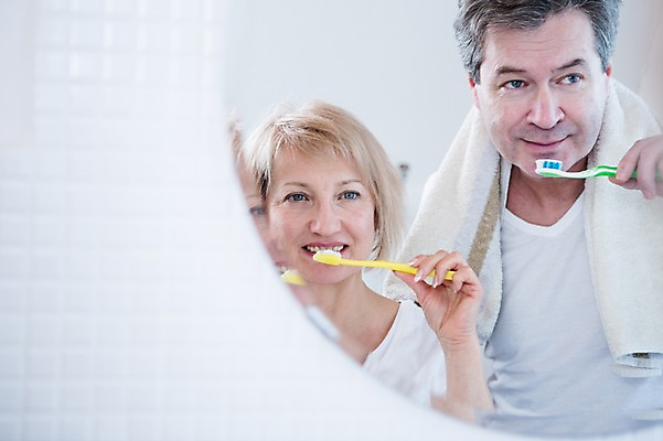 포토 JPG 백인 부부 응시 여자 남자 중년 50대 가족 실내 서기 웃음 들기 상반신 두명 앞모습 노부부 다정 거울 양치 칫솔 화장실 부부라이프 중년만 국내포토 서양인 라이프스타일 커플 시선 뷰포인트 컨셉 관계 모션 표정 사람 성인 내부 위생용품 청결 성인만 파일형식