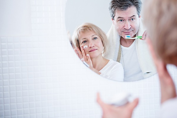 포토 JPG 백인 부부 응시 여자 남자 중년 50대 가족 실내 서기 들기 상반신 두명 아웃포커스 노부부 다정 거울 양치 칫솔 크림 화장실 바르기 부부라이프 중년만 국내포토 서양인 라이프스타일 커플 시선 컨셉 관계 모션 촬영기법 사람 성인 내부 위생용품 청결 성인만 파일형식