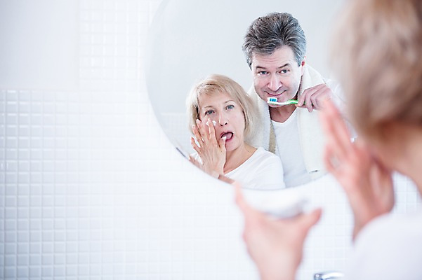 포토 JPG 백인 부부 응시 여자 남자 중년 50대 가족 실내 서기 웃음 상반신 두명 옆모습 노부부 다정 거울 양치 칫솔 크림 화장실 바르기 부부라이프 중년만 국내포토 서양인 라이프스타일 커플 시선 뷰포인트 컨셉 관계 모션 표정 사람 성인 내부 위생용품 청결 성인만 파일형식