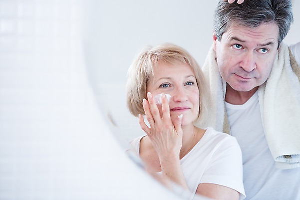 포토 JPG 백인 부부 응시 여자 남자 중년 50대 가족 실내 서기 웃음 상반신 두명 앞모습 수건 노부부 다정 거울 크림 화장실 바르기 부부라이프 중년만 국내포토 서양인 라이프스타일 커플 시선 뷰포인트 컨셉 관계 모션 표정 사람 성인 내부 위생용품 성인만 파일형식