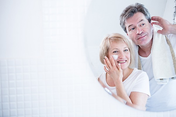 포토 JPG 백인 부부 응시 여자 남자 중년 50대 가족 실내 서기 웃음 상반신 두명 앞모습 수건 노부부 다정 거울 크림 화장실 바르기 부부라이프 중년만 국내포토 서양인 라이프스타일 커플 시선 뷰포인트 컨셉 관계 모션 표정 사람 성인 내부 위생용품 성인만 파일형식