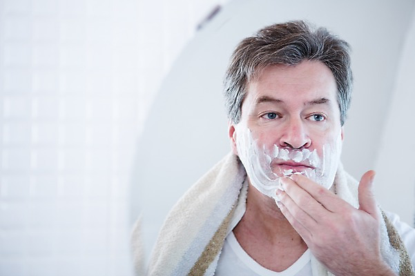 포토 JPG 백인 응시 남자 중년 50대 실내 한명 서기 상반신 앞모습 거울 화장실 면도 면도크림 중년남자한명만 국내포토 서양인 1 시선 뷰포인트 모션 사람 성인 내부 위생용품 남자한명만 중년남자만 파일형식